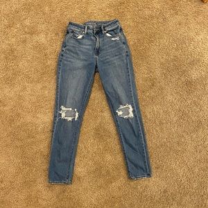 AMERICAN EAGLE ripped mom jeans